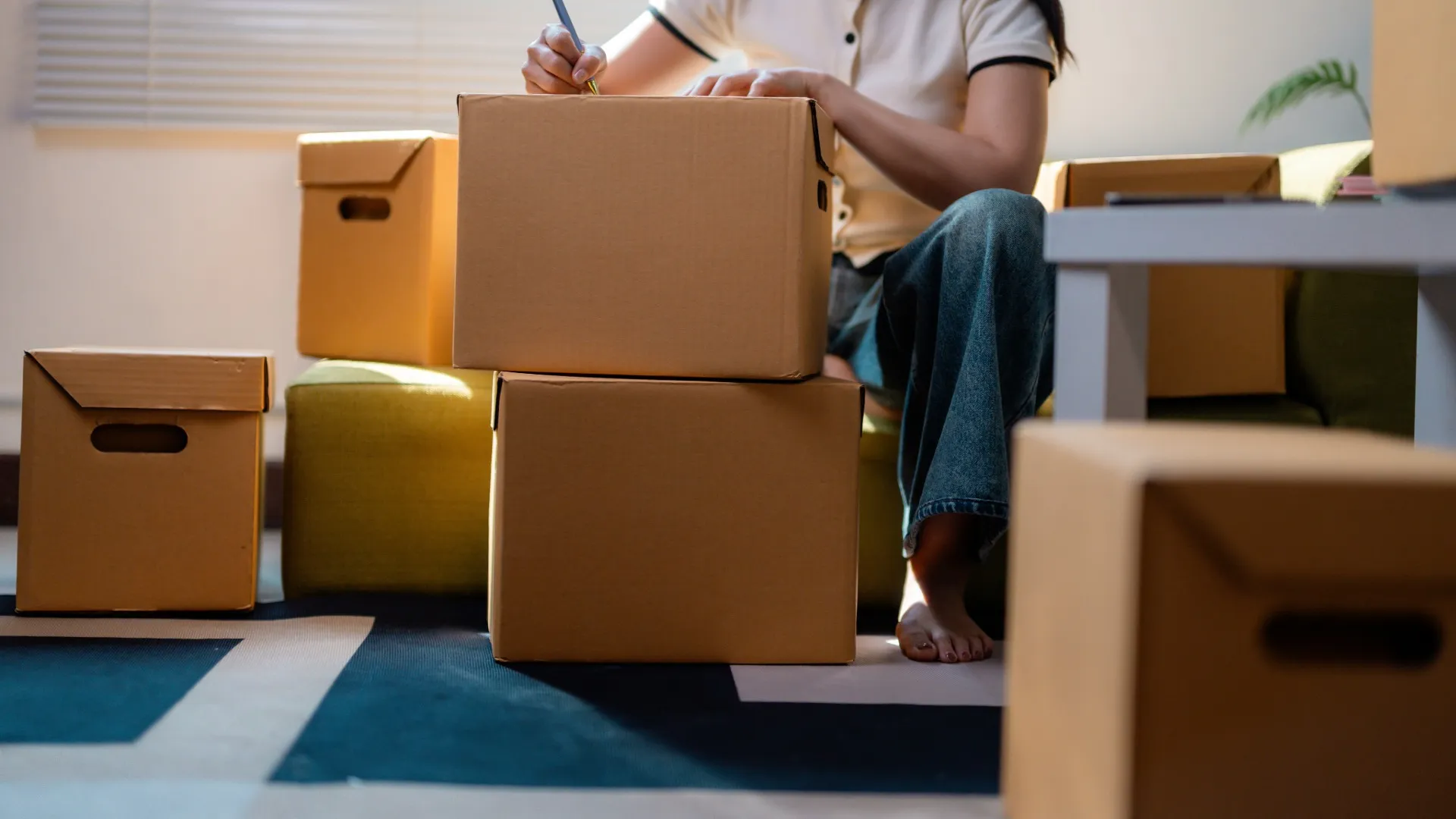 Small van and movers handling compact loads